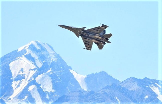 रात भर लड़ाकू विमानों से गरजा लद्दाख का आसमान 