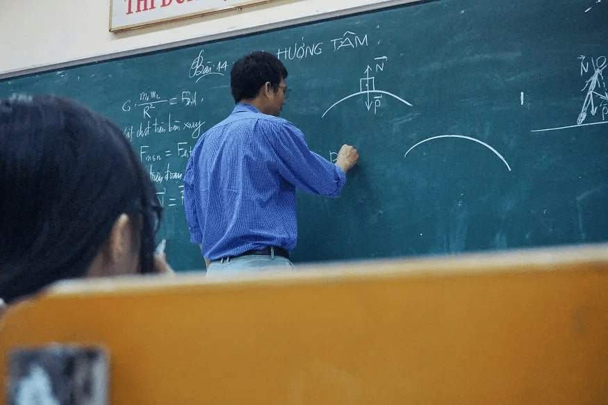 भारत में खत्म हो शिक्षा के नाम पर धर्म के प्रचार