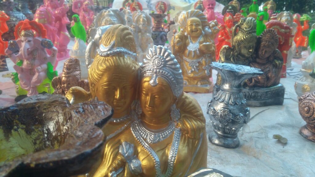कोरोना महामारी के बावजूद राजस्थान से प्रयागराज पहुंचे मूर्तिकार