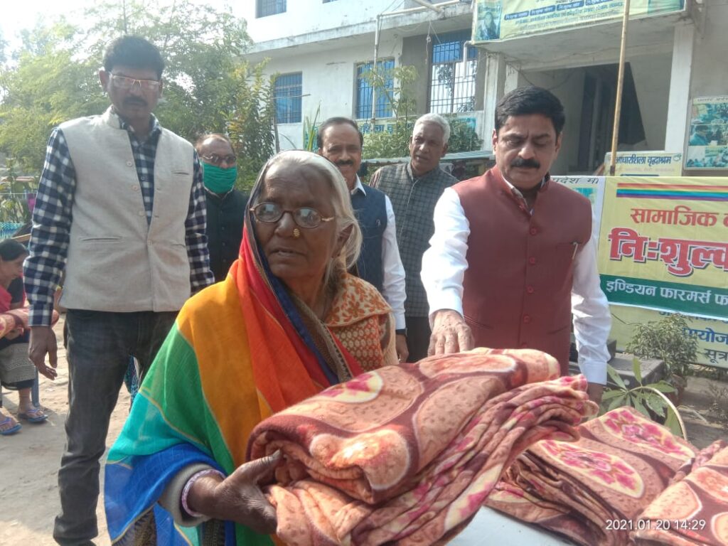 इफको संस्था ने गरीबों में बांटे 500 कंबल
