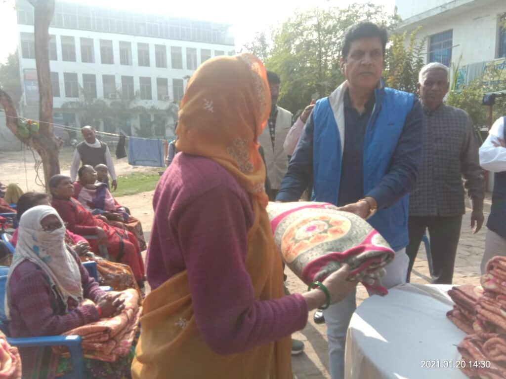इफको संस्था ने गरीबों में बांटे 500 कंबल