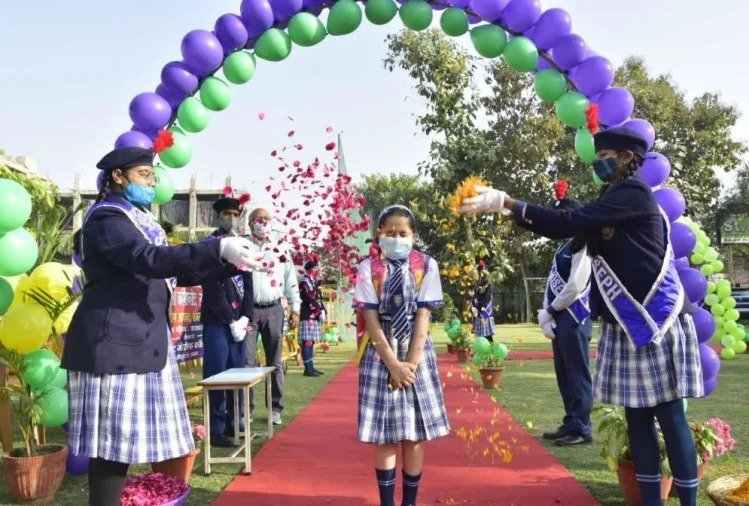 प्राइमरी स्‍कूल पुष्प वर्षा